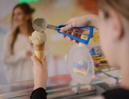 Gelato skopas upp på en våffelstrut vid en glassdisk