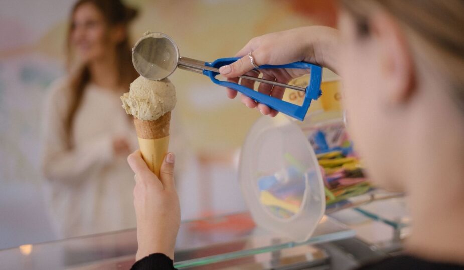 Gelato skopas upp på en våffelstrut vid en glassdisk
