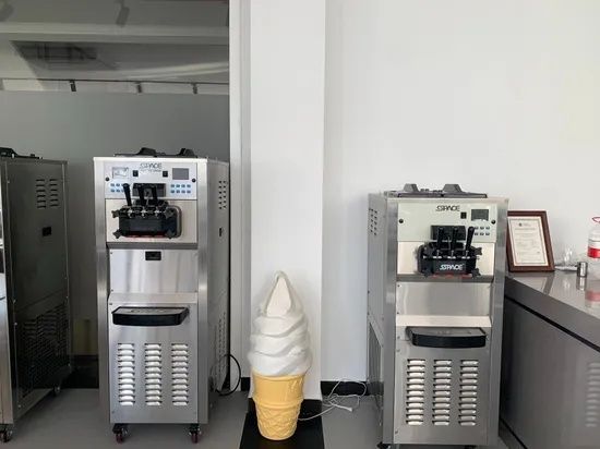 Två maskiner för mjukglass står i ett café eller serveringsutrymme