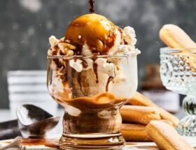 Vaniljglass i glas medan espresso hälls över den