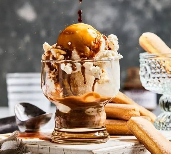 Vaniljglass i glas medan espresso hälls över den
