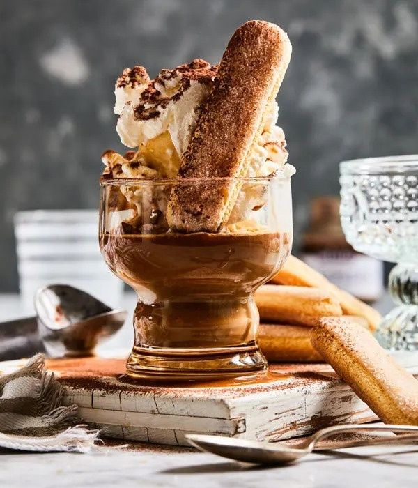 Affogato med vaniljglass, espresso och kakaodoppad biscotti i glas